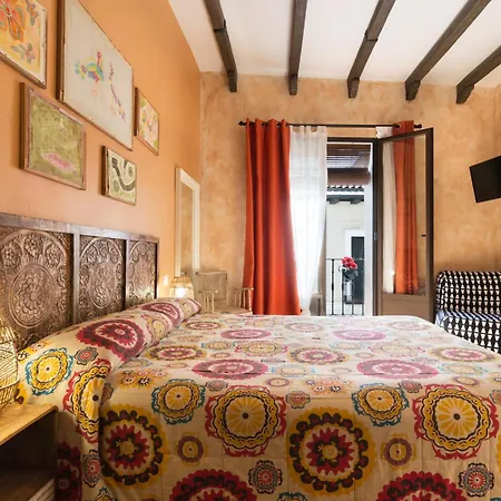 Hostal Artistic B&B-3